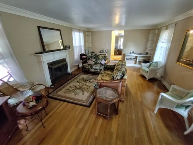 Livingroom with Gas Fireplace
