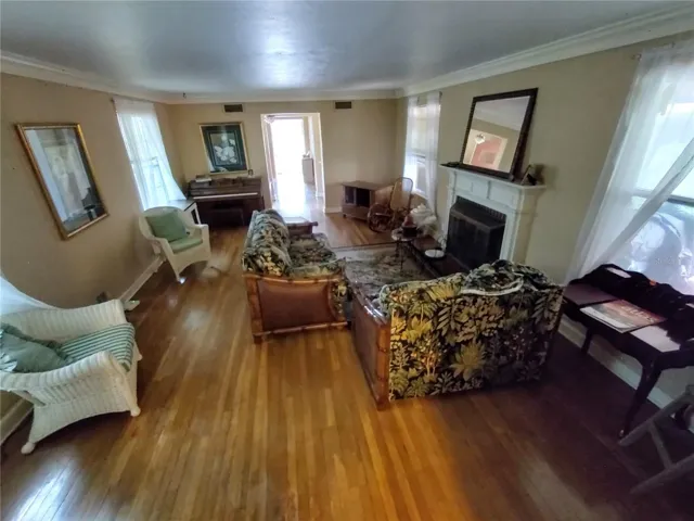 Livingroom with Gas Fireplace