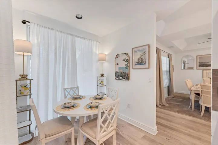 eat-in area at kitchen