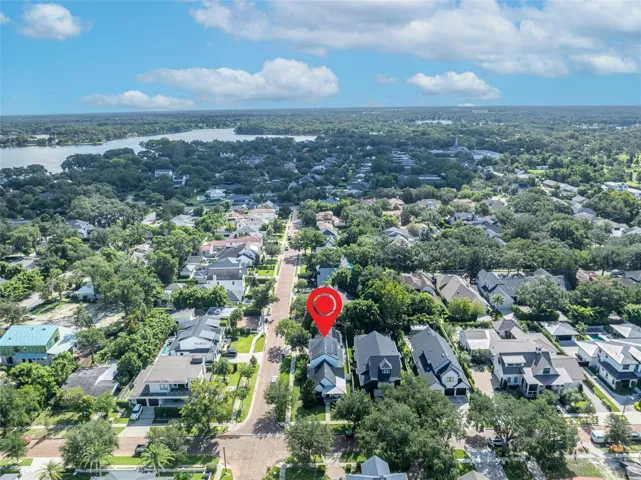 Close to all that Winter park has to offer with fine dining and it's world famous 9 hole Golf Course