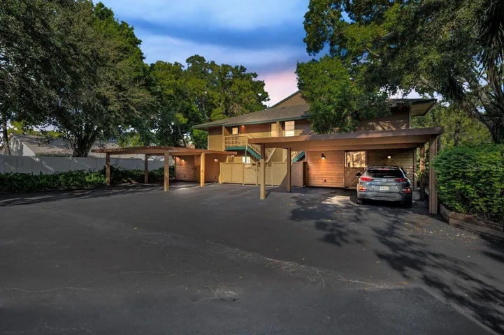 Welcome home to 902 Lennox Rd W - a beautiful second floor condo!