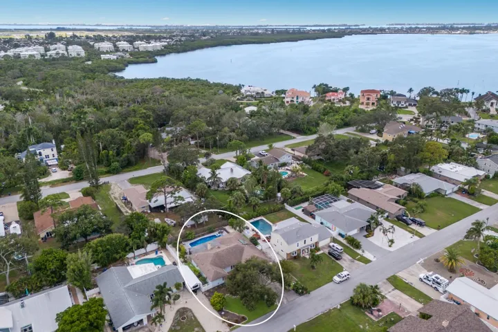 Welcome to 7711 25th Ave W - Steps away from Palma Sola Bay!