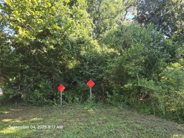 lot is walkable from these end of road signs