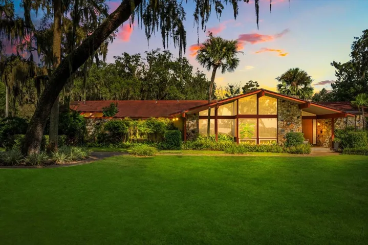 1.28 ACRES LAKE FRONT PROPERTY