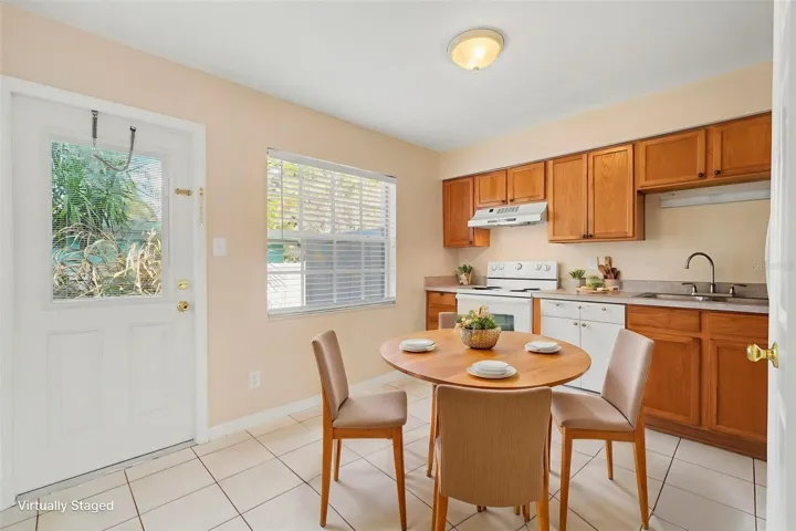 Kitchen w/ Breakfast Area