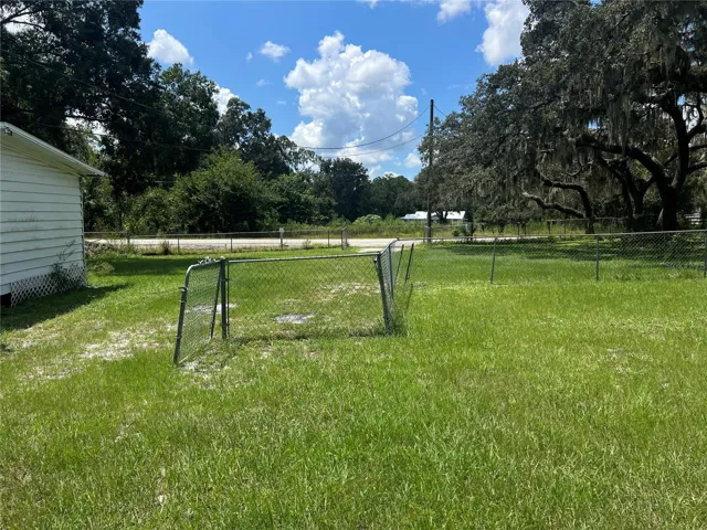 The fencing that is perpendicular to Williams Blvd is the West boundary of the property.