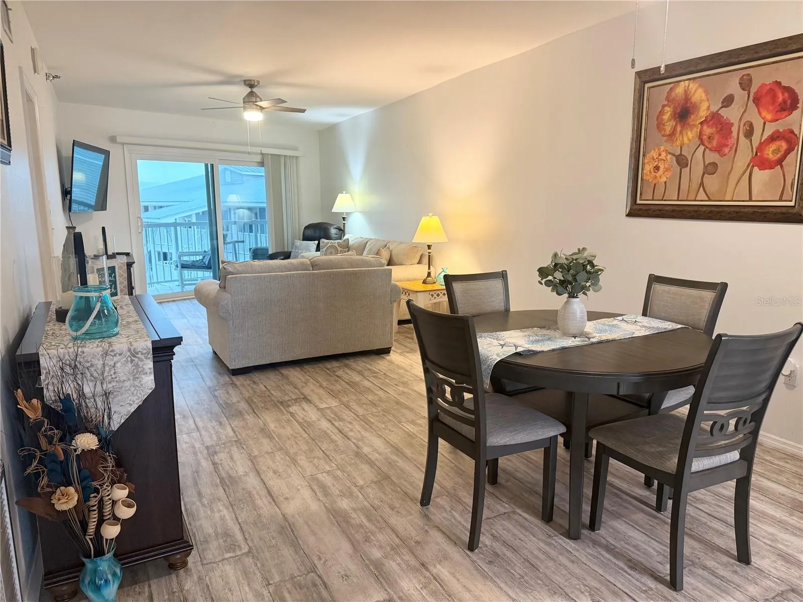 SPACIOUS DINING AREA