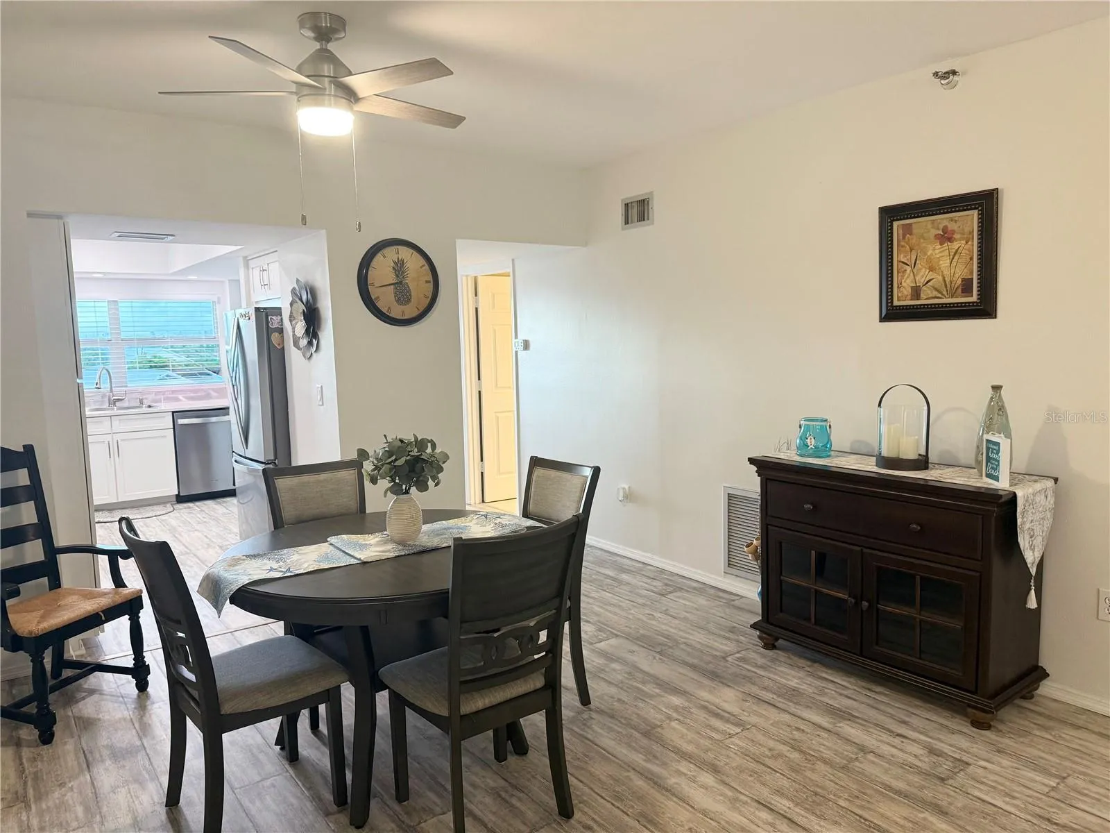 SPACIOUS DINING AREA