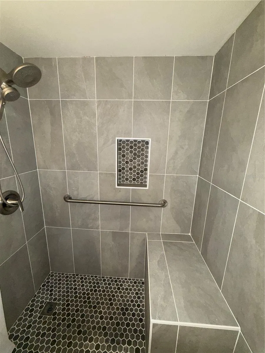 ENSUITE BATHROOM, WALKIN CLOSET &amp; LAUNDRY