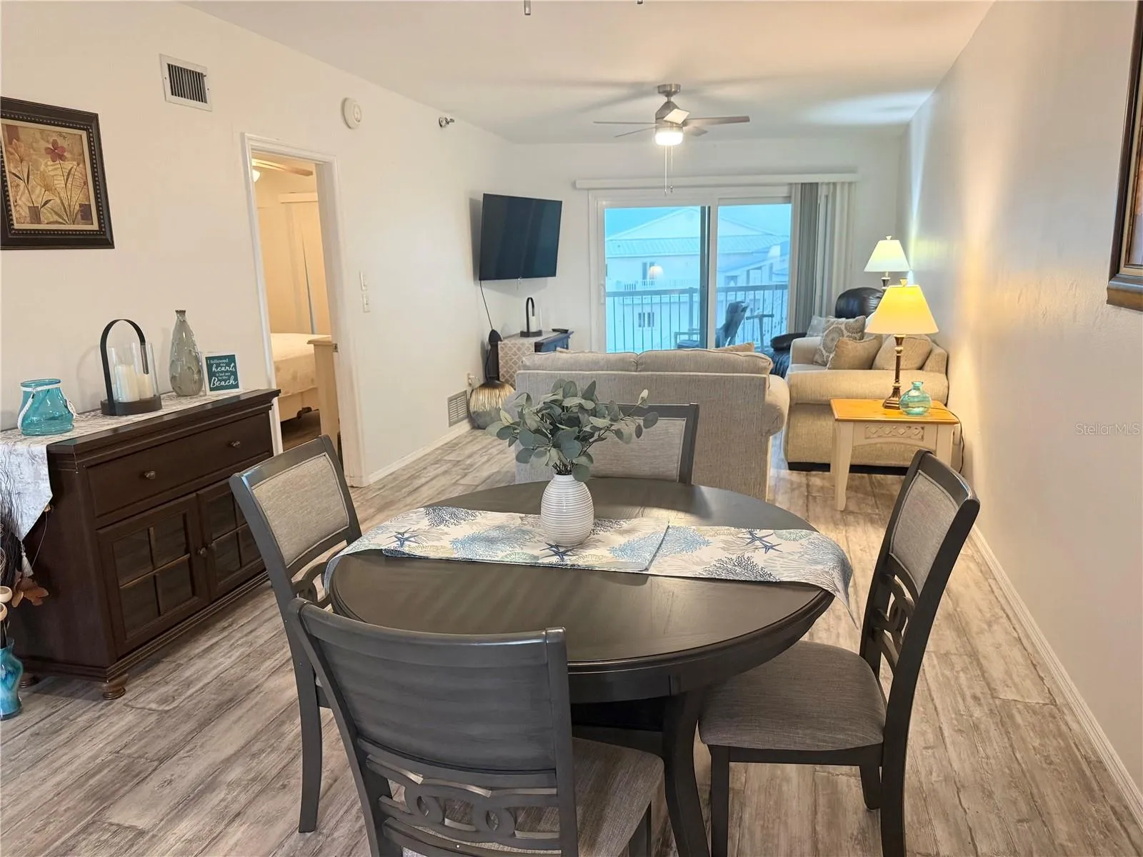 SPACIOUS DINING AREA