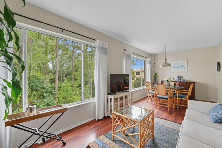Bonus room and breakfast nook with serene views