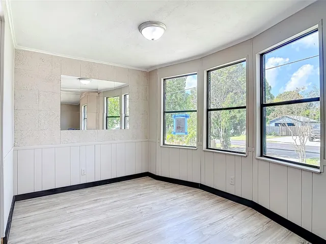 dining room has a nice bay window