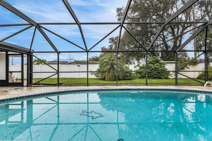 Sturdy pool cage