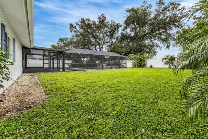 Charming shutters, space to garden and room for pets.