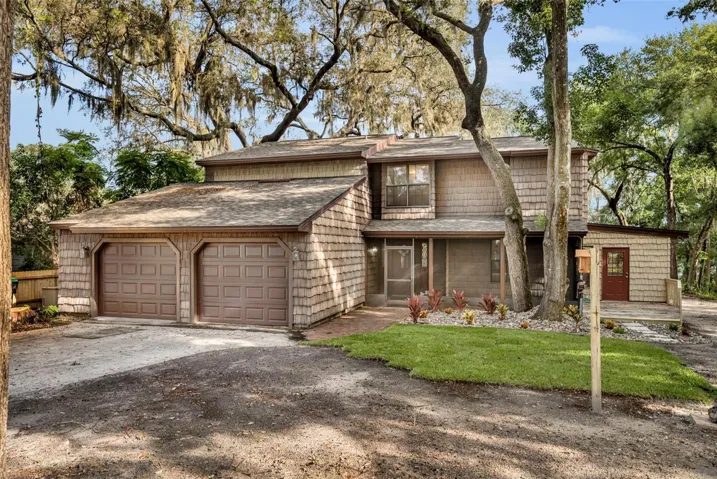 7BR, 4.5BA Pool/Spa home with 5000SF and in-law suite - on Lovely Lake Maggiore!