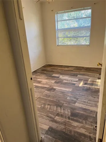 Apt  bedroom