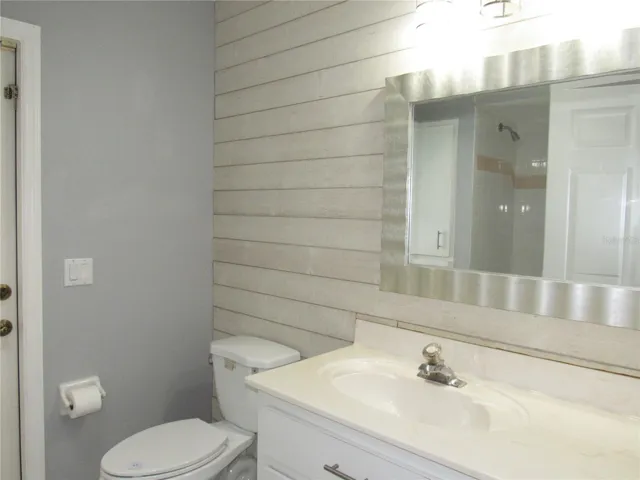 Guest bath with access door to lanai