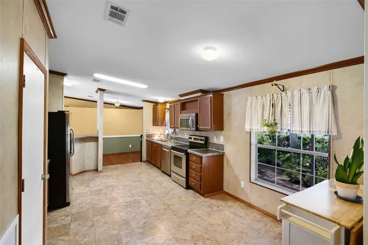 Large Kitchen with Dinette