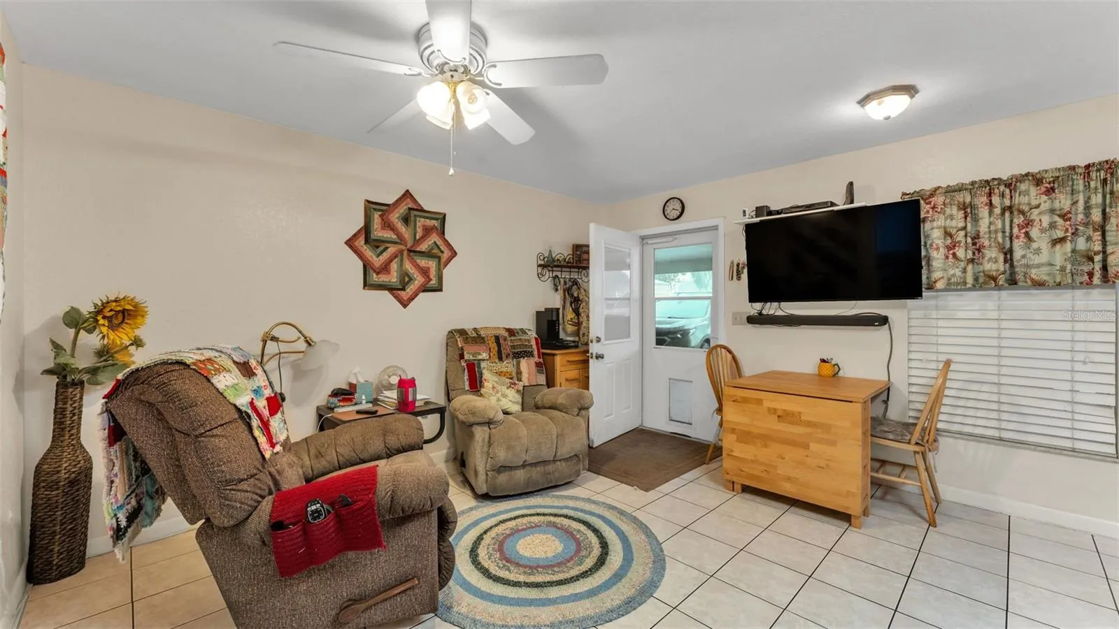 Living room in the 2/1 apartment