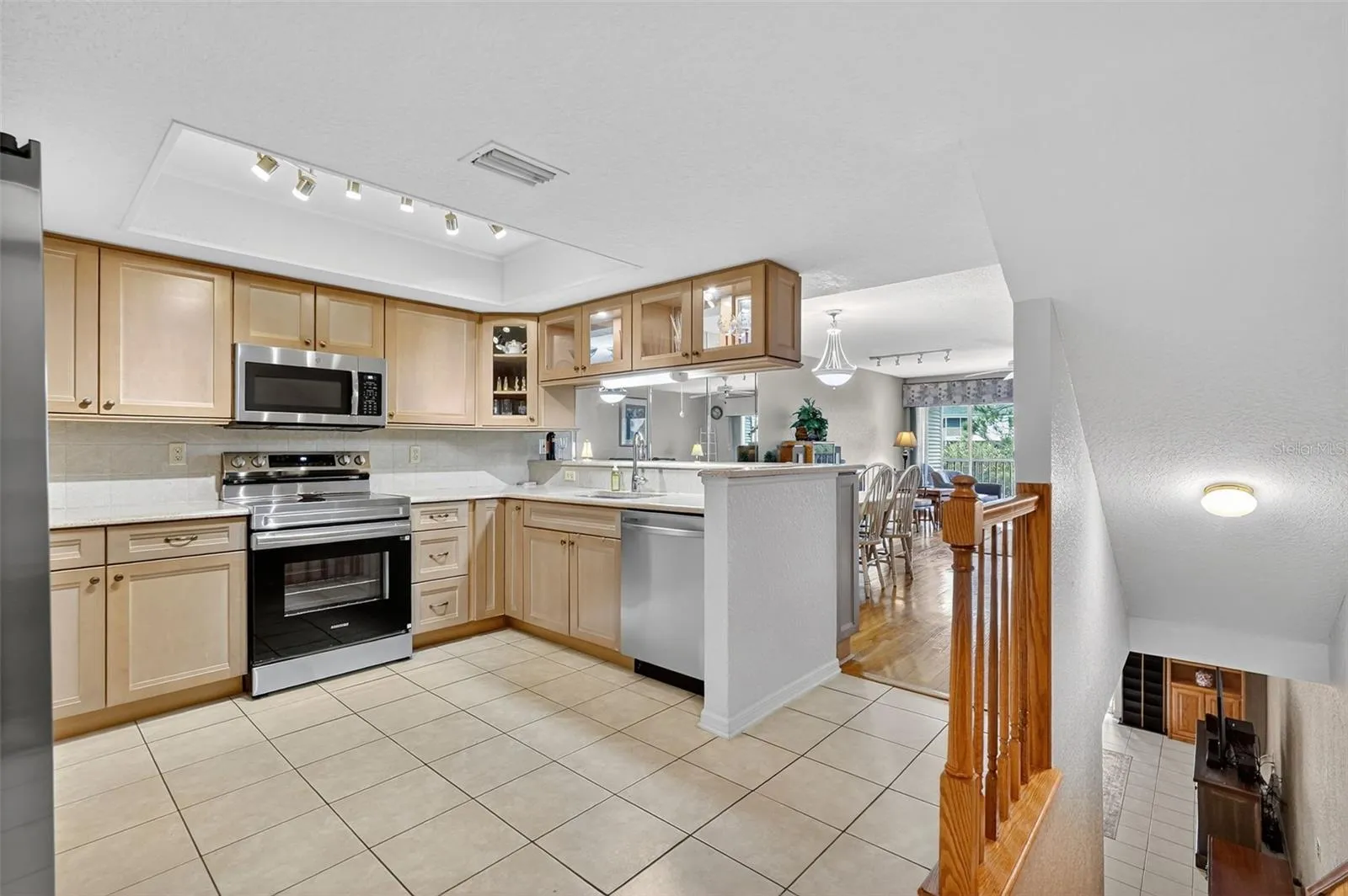 Updated kitchen with new range and dishwasher