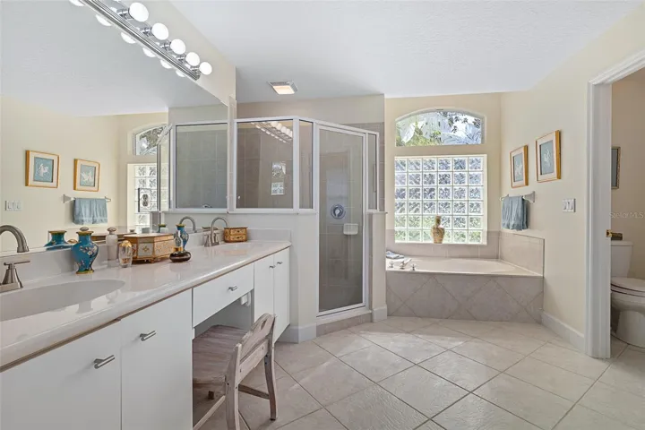 Primary Bathroom w/Dual Sinks & Soaker Tub