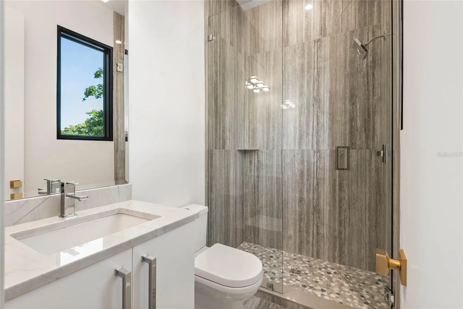 Bedroom 4 Ensuite Bath