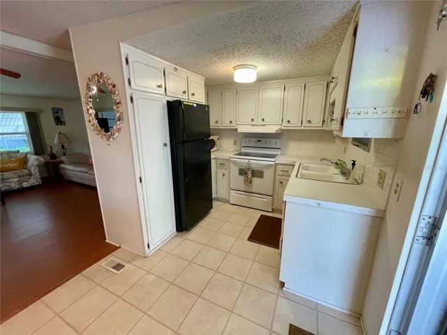 Kitchen, good amount of cabinets