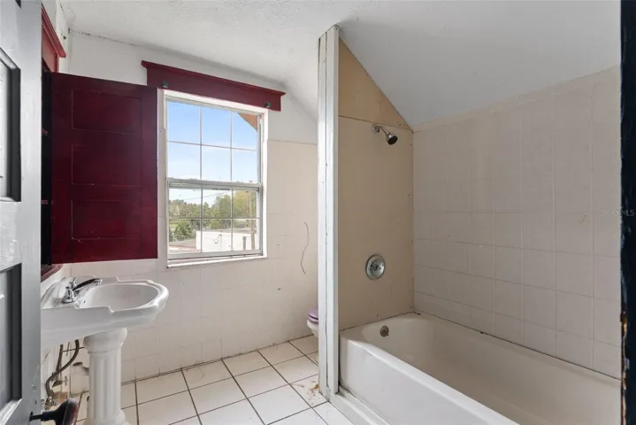 SECOND FLOOR BATH