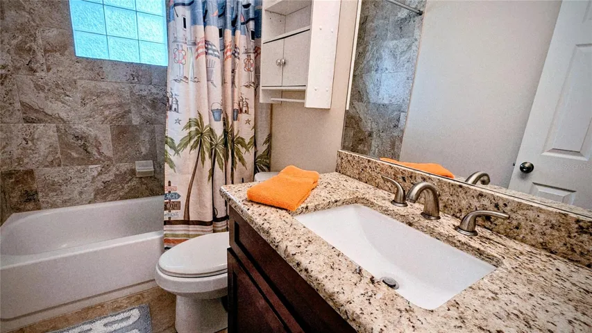 3rd guest bath-full tub & shower