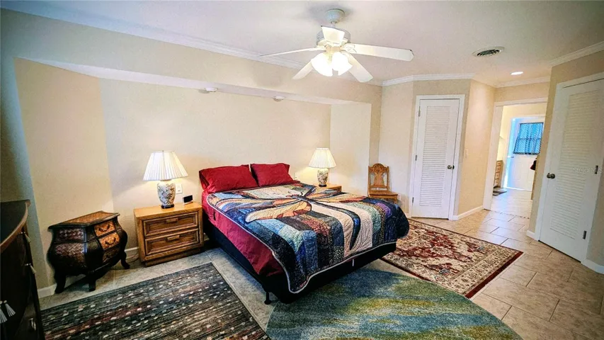 2nd suite-queen bed