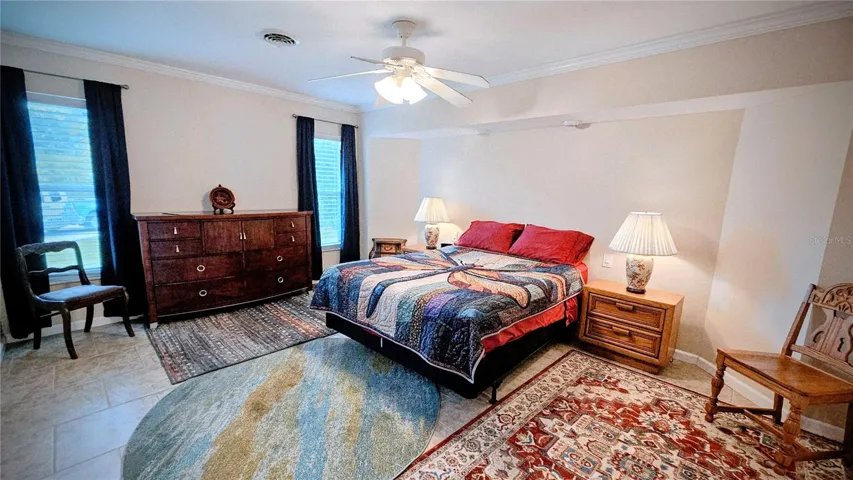 2nd suite-queen bed
