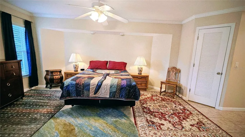 2nd suite-queen bed