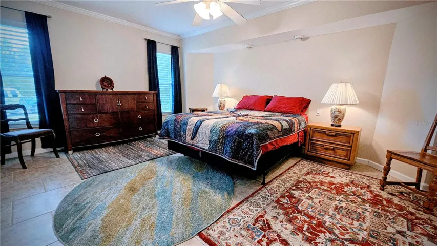 2nd suite-queen bed