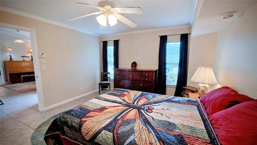 2nd suite-queen bed