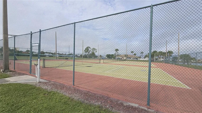 Tennis courts/pickleball