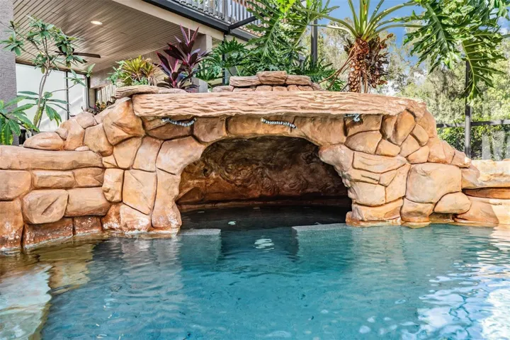 Hidden spa w/ jets on the seat and at the feet