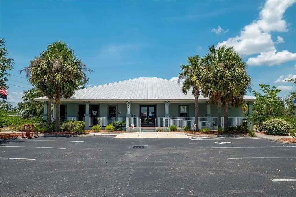 CLUB HOUSE