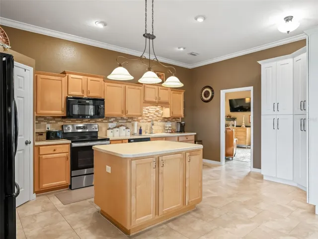 Kitchen w/ island