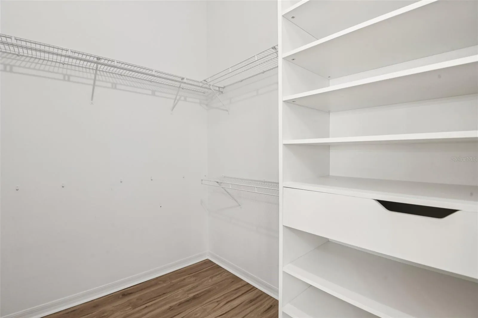 Walk-in closet Suite 2