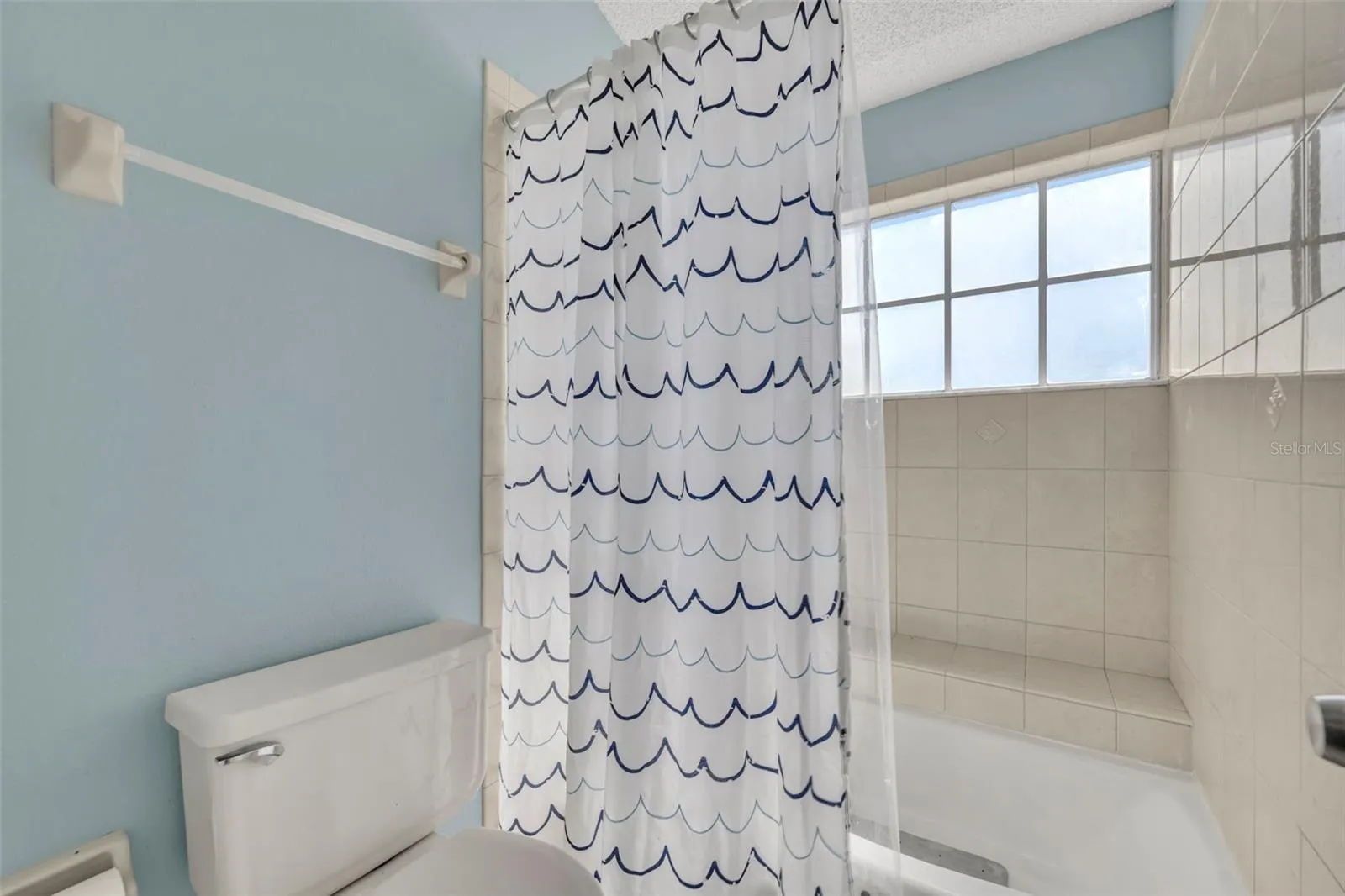 Light and bright tub/shower in the second primary bedroom.