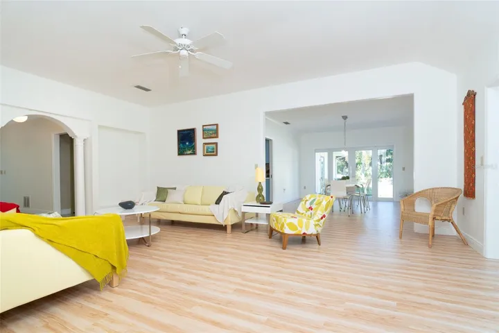 Light laminate flooring for a fresh, modern look
