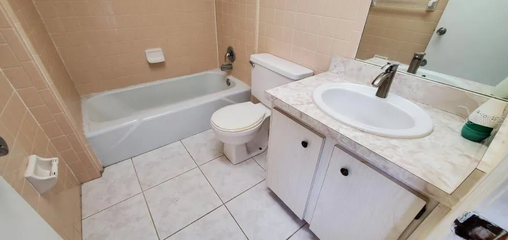 UPSTAIRS FULL BATH ROOM
