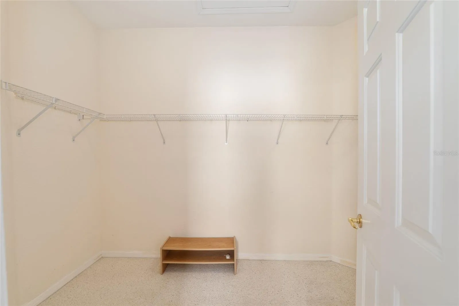 WALK IN CLOSET