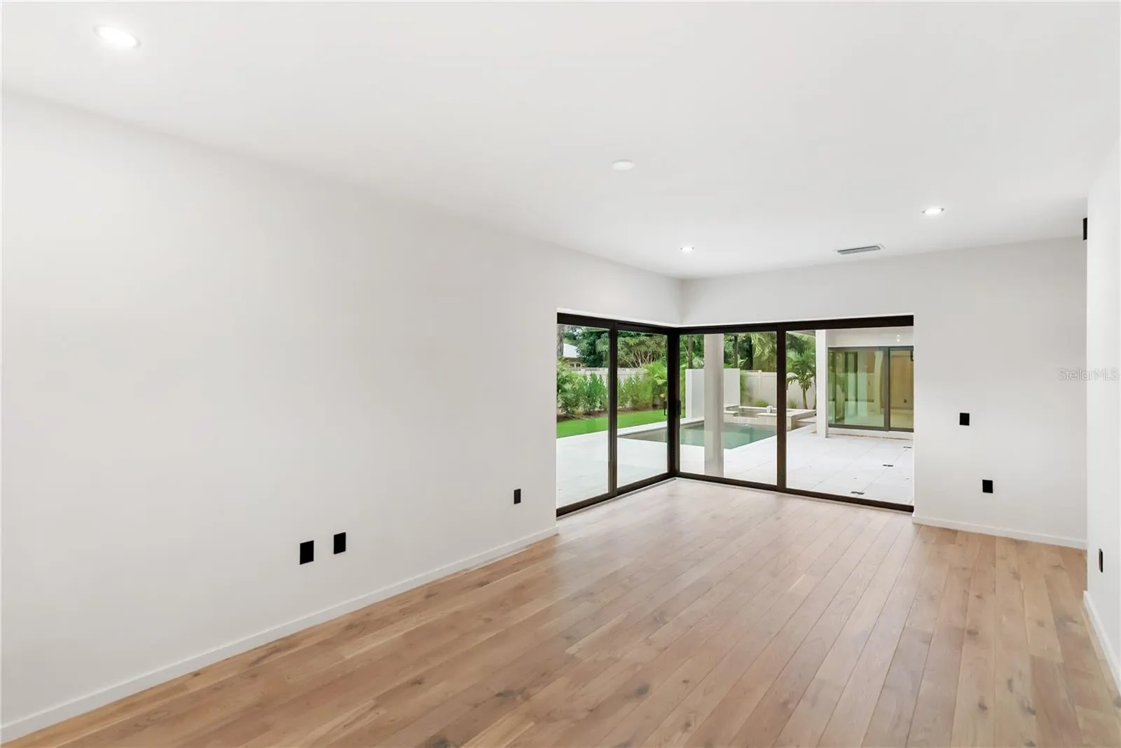 1st Floor Primary Bedroom
