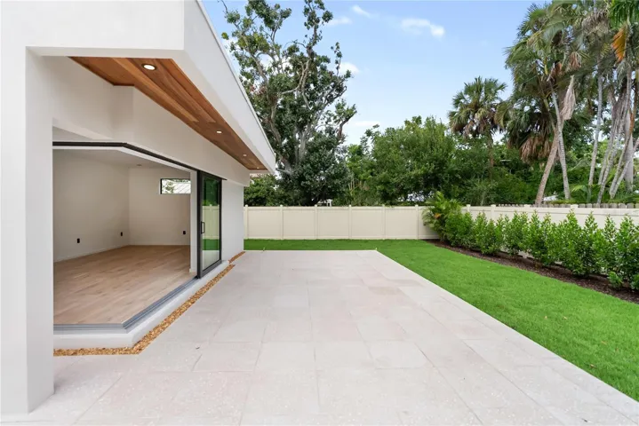 1st floor primary bedroom - Outdoor living area