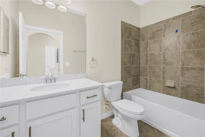 Hall bathroom with tub