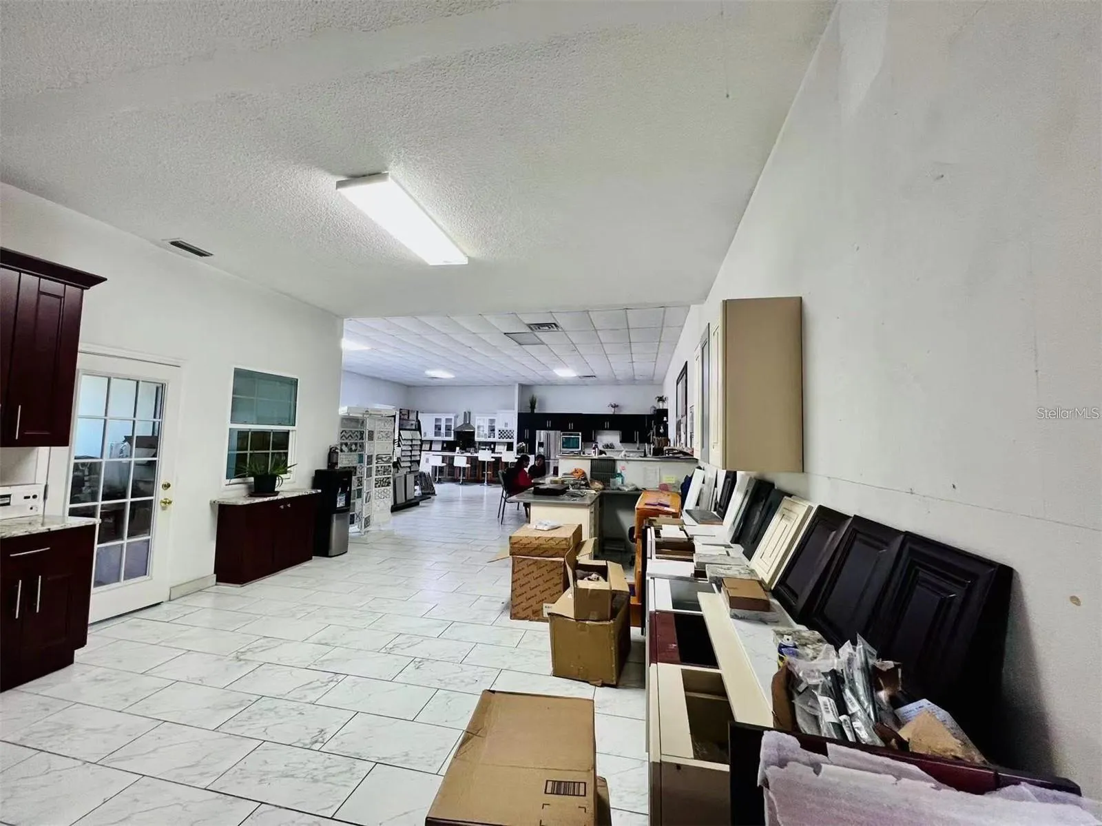 showroom with AC and the tenant can use most of the space.