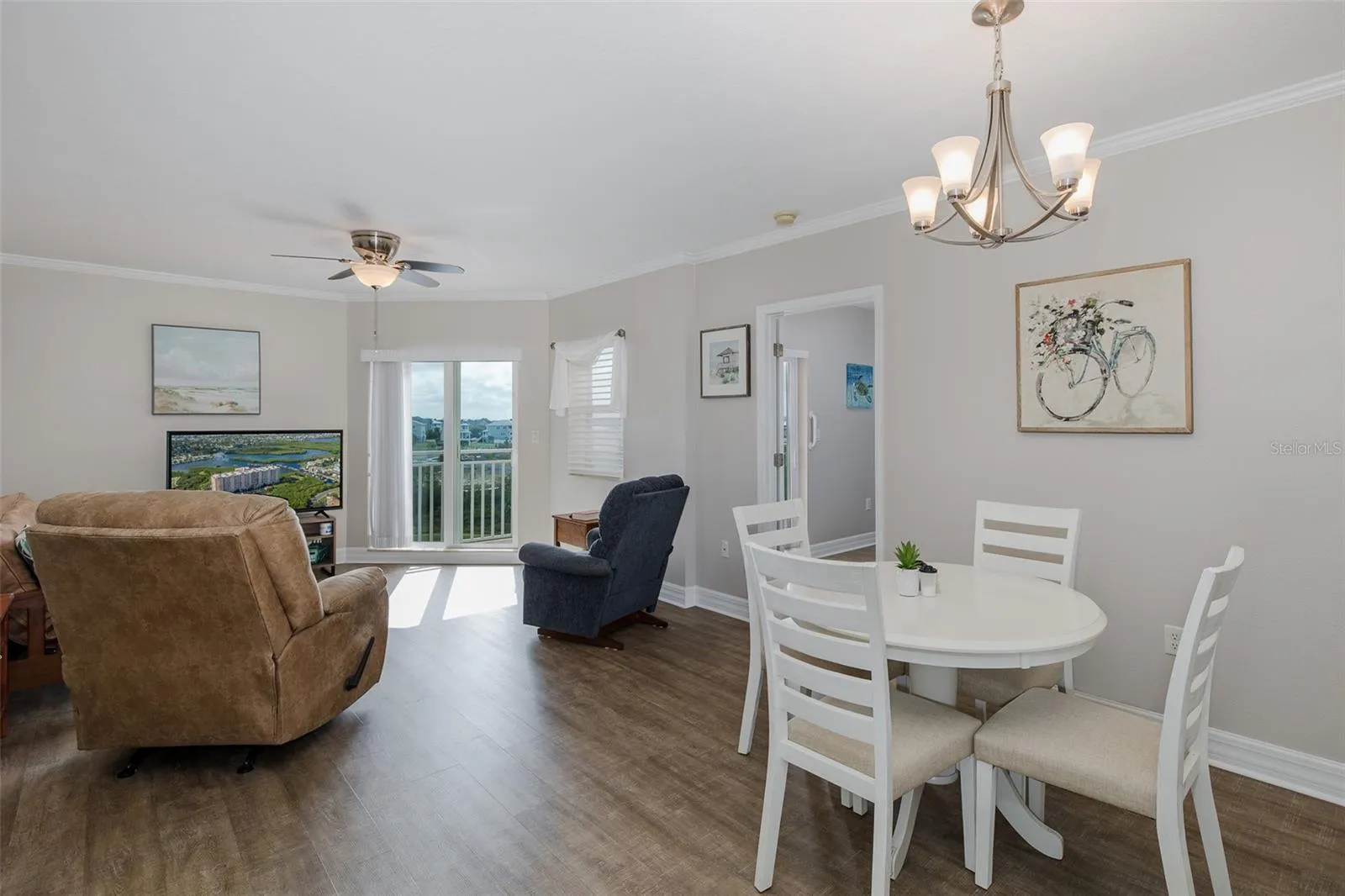 Dining area open to the kitchen and living space, supporting everyday living or extended stays.