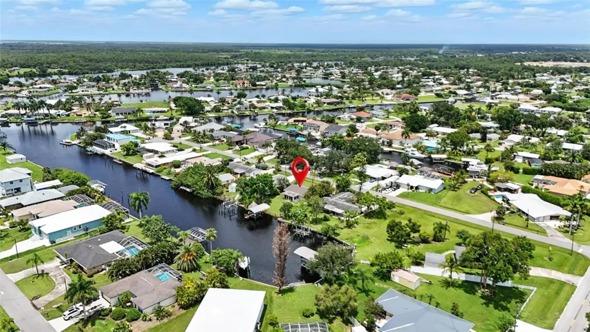 Close to the famous BOATHOUSE Tiki AND downtown Fort Myers!