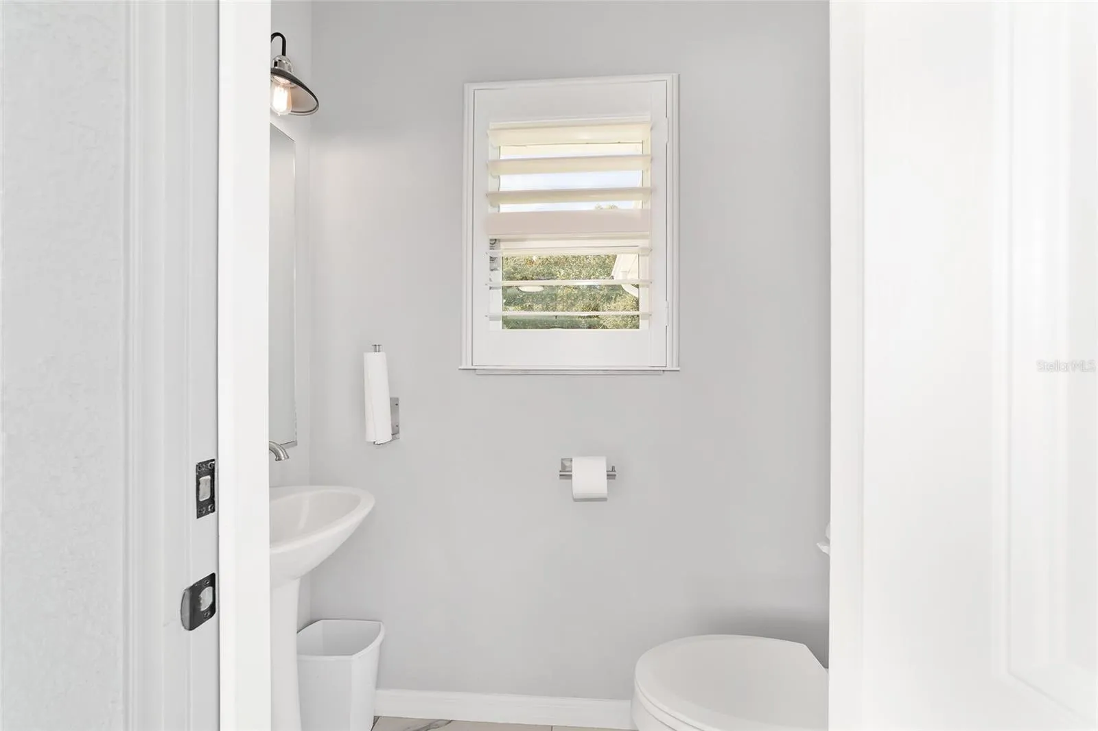 POOL 1/2 BATHROOM